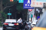 永新台当局这个单位的公车，给了狗了