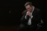 永新特斯拉股价收涨超3%：特朗普无意沟通，马斯克父亲劝儿子低头
